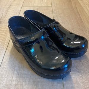 Black patent leather Dansko clog. Size 37